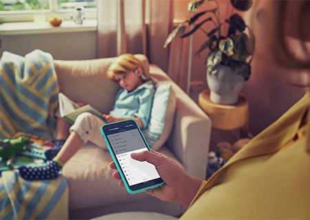 Lapsevanem kontrollib oma lapsi Philipsi laste k&otilde;rvaklappidega telefoni kaudu