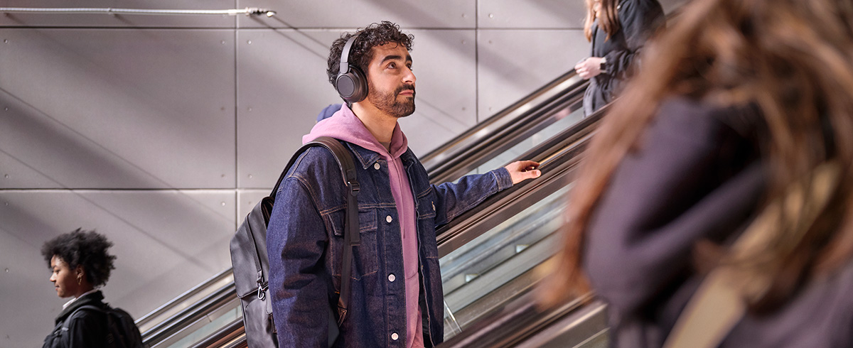 Mees kannab Philipsi m&uuml;ra summutavaid k&otilde;rvaklappe