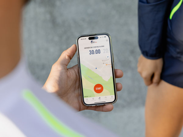 Osaleja kontrollib oma telefoni, oodates jooksu algust.