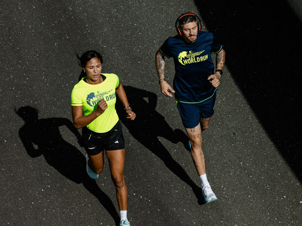 Kaks jooksjat v&otilde;istlemas, et j&auml;&auml;da p&uuml;&uuml;djaautost ettepoole.