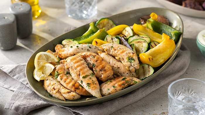 Praetud kana ja k&ouml;&ouml;giviljad kausis