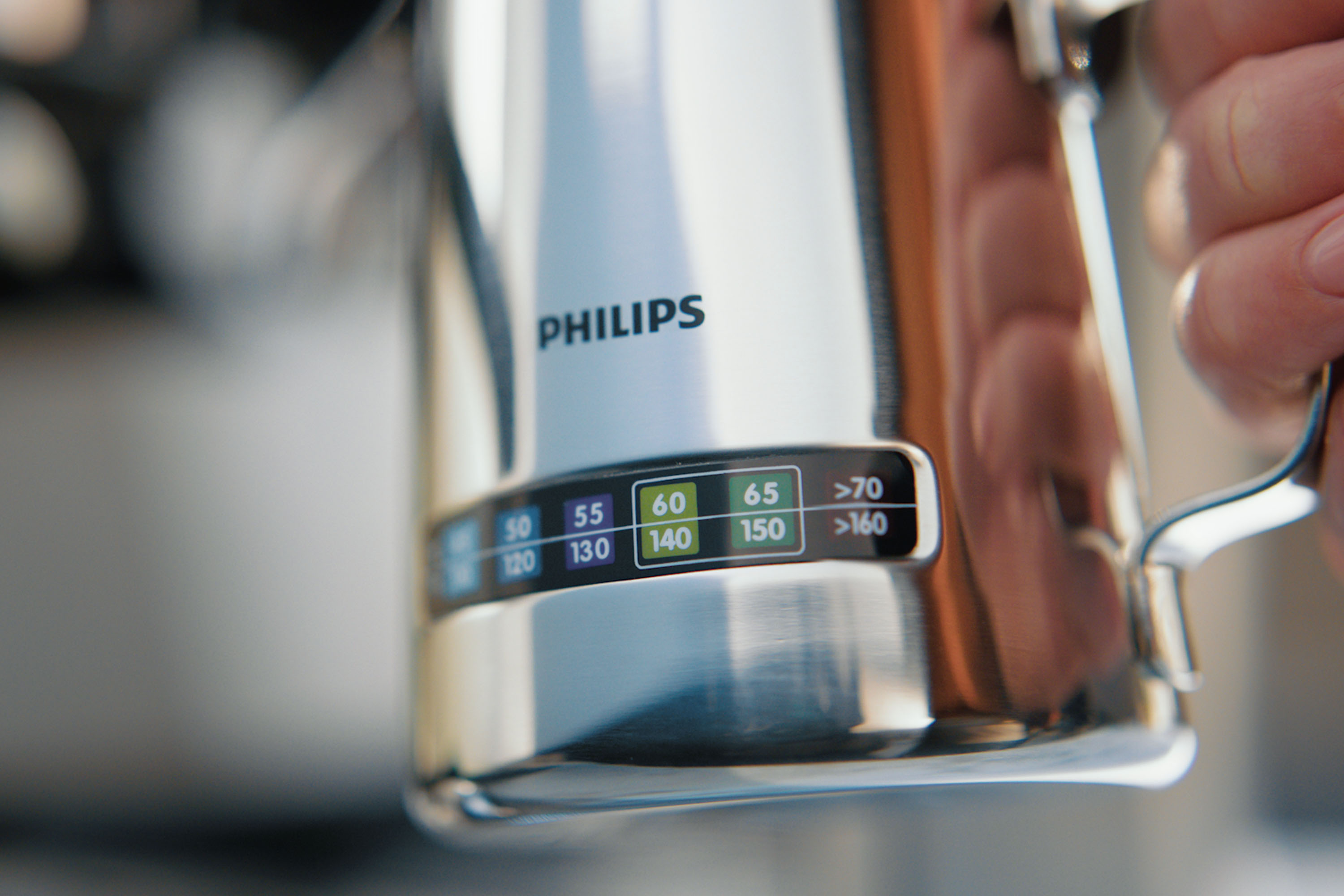 Vahustage piim piimakannus