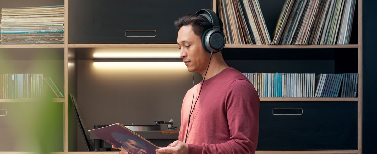 Philips X3 k&otilde;rvaklappidega muusikat kuulav mees